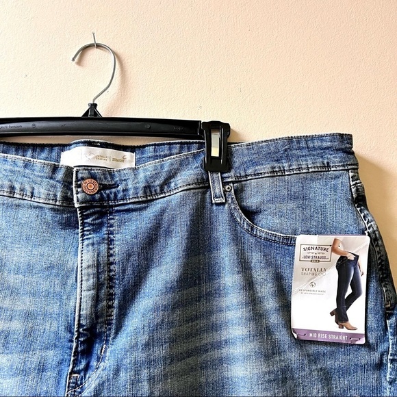 NWT Levi's Plus 26 Short Gold Label Women's Curvy Totally Shaping Straight Jeans - Picture 3 of 10